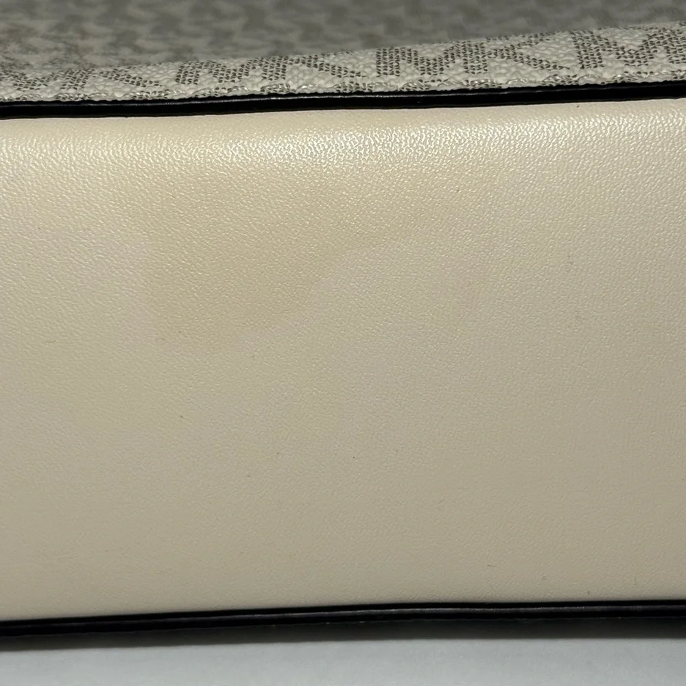 Michael Kors Jet Set Travel Small Messenger Crossbody Bag in Vanilla Signature. - Picture 11 of 11